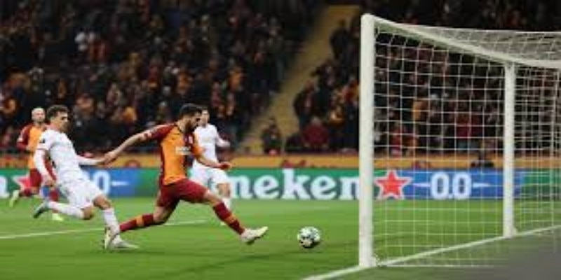 曼联帅位的复杂方程 -爱游戏体育