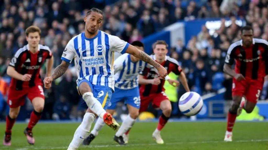 比赛节奏开放，双方从开场就展开对攻